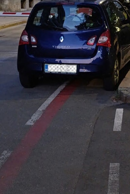 Uf, poglejte, kako je Milan Kučan parkiral pred državno proslavo – nato pa mirno odšel na kavico