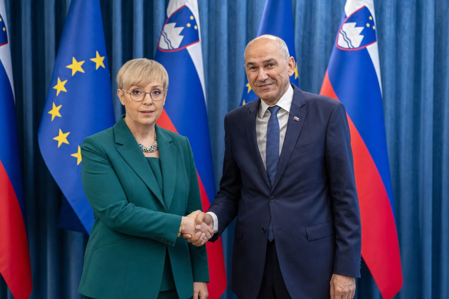 Nataša PircMusar in Janez Janša med rokovanjem