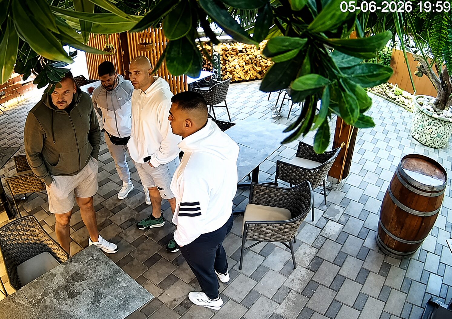 Slovenskega borca so v lokalu pod Šmarno goro napadli štirje moški. Ustreljen je bil, vse je posnela kamera (VIDEO)