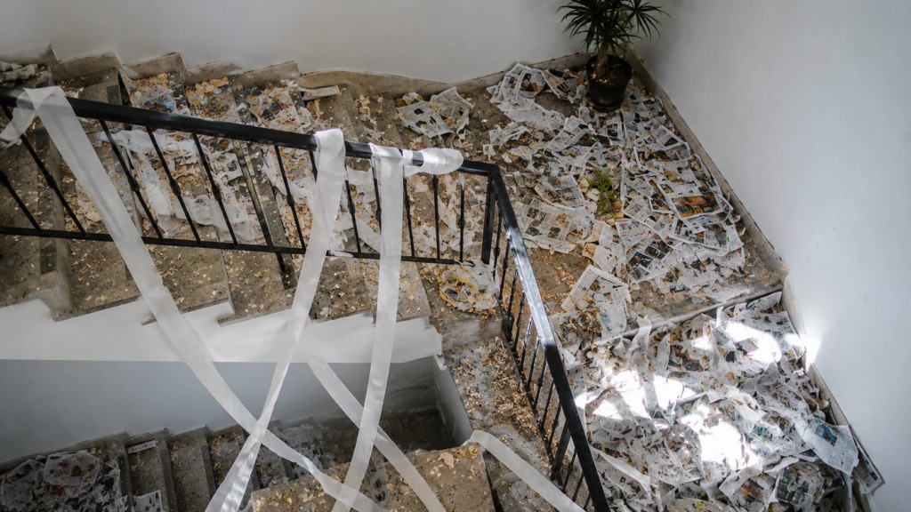 Veselje ali vandalizem? Maturanti prestopili mejo in za seboj pustili sramoten prizor na šolskih hodnikih (VIDEO)