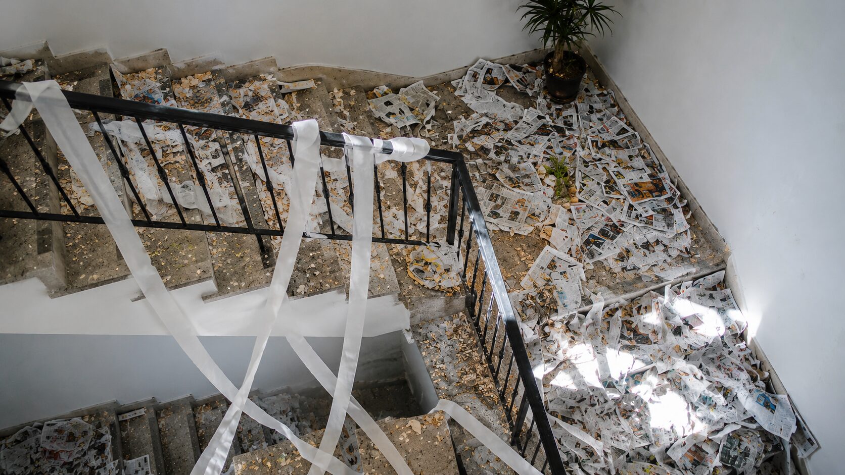 Veselje ali vandalizem? Maturanti prestopili mejo in za seboj pustili sramoten prizor na šolskih hodnikih (VIDEO)