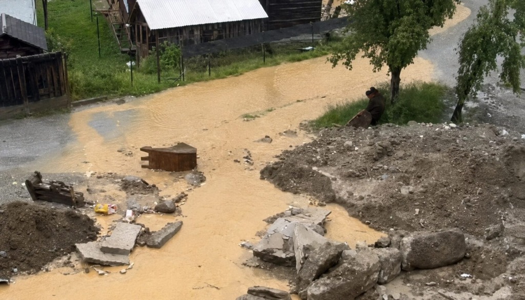 Neurje je že udarilo v Črni na Koroškem: z neba se je ulilo (VIDEO)