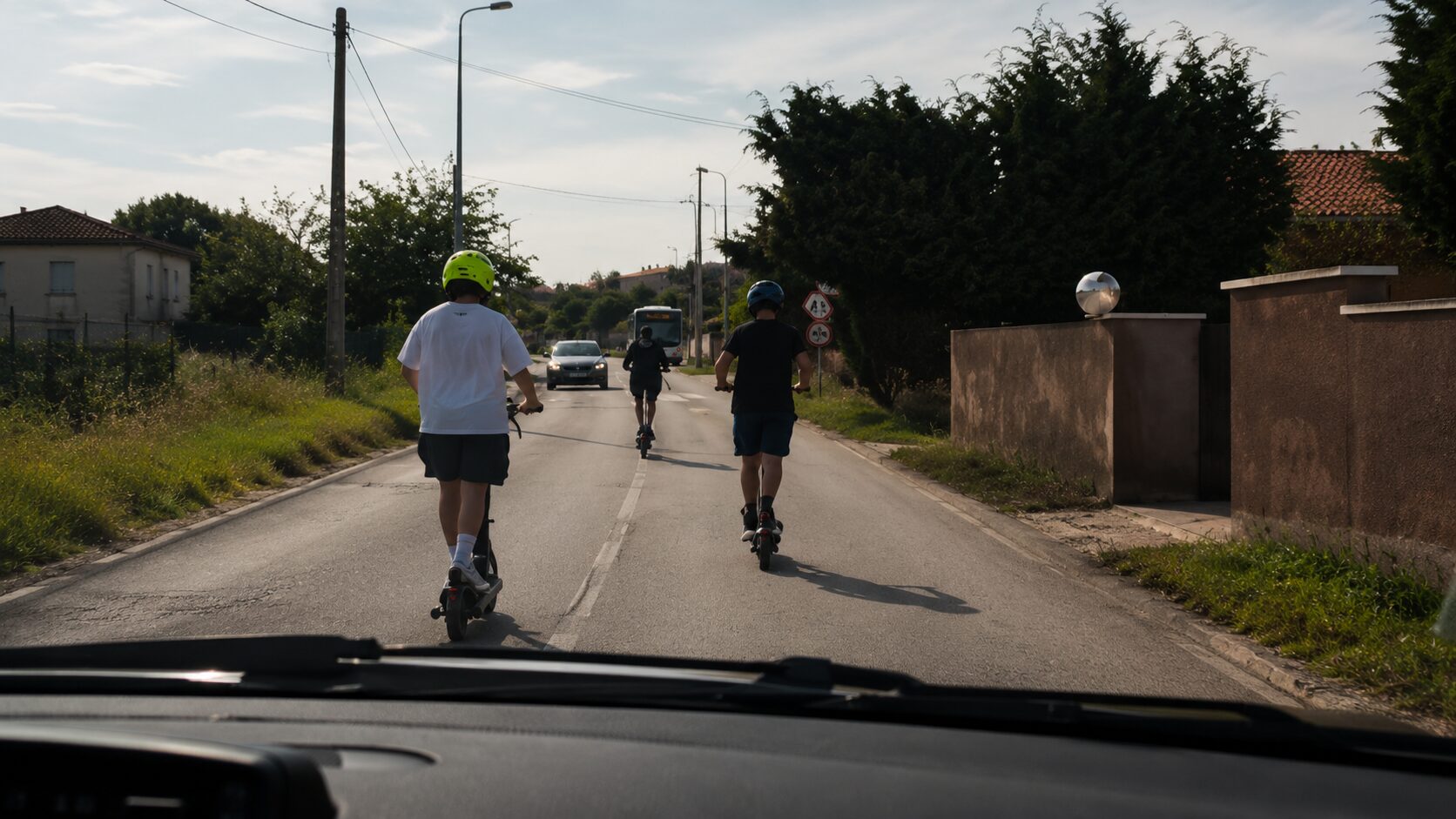 otroci se vozijo s skiroji