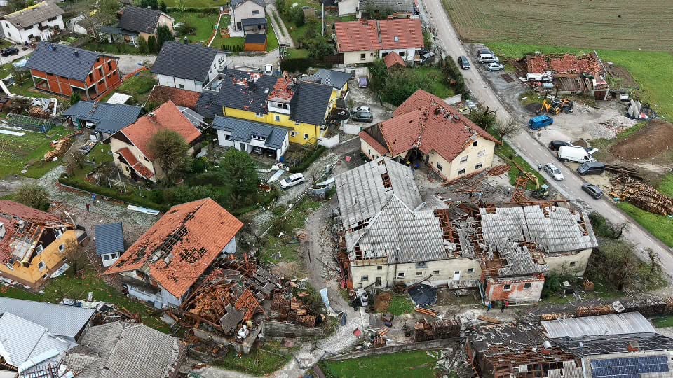 Po neurju v Komendi prizadetim podarjajo brezplačne strešnike – preverite, kam se lahko obrnete za pomoč