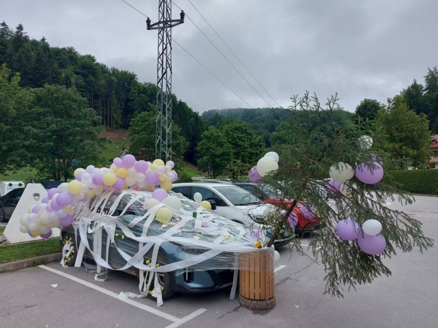 Poglejte, kaj so devetošolci naredili razredničarki Tadeji pred koncem šolskega leta (FOTO)