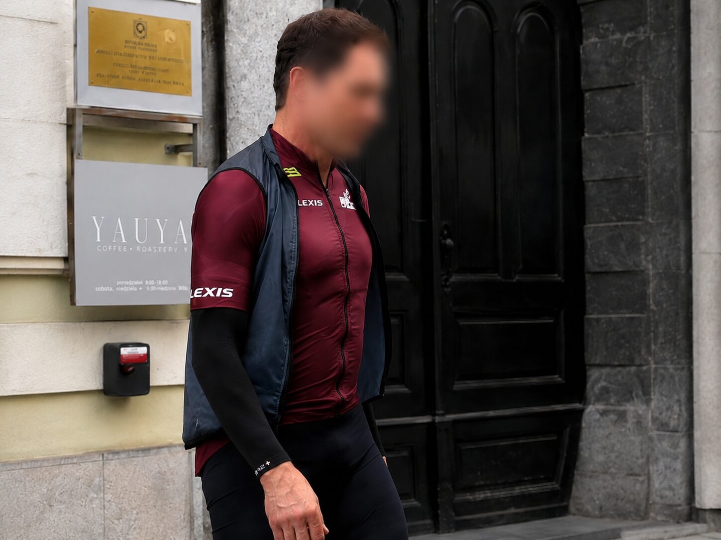 Ameriški turist naj bi v Ljubljani namenoma pohodil vrabca: »Ptič je bil napol mrtev, nato ga je odnesel v smeti« (imamo fotografijo osumljenca)