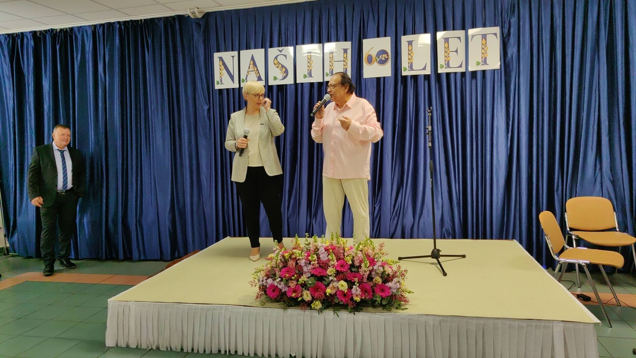 Predsednica navdušila stanovalce doma upokojencev, nato pa še zapela z Otom Pestnerjem (video)