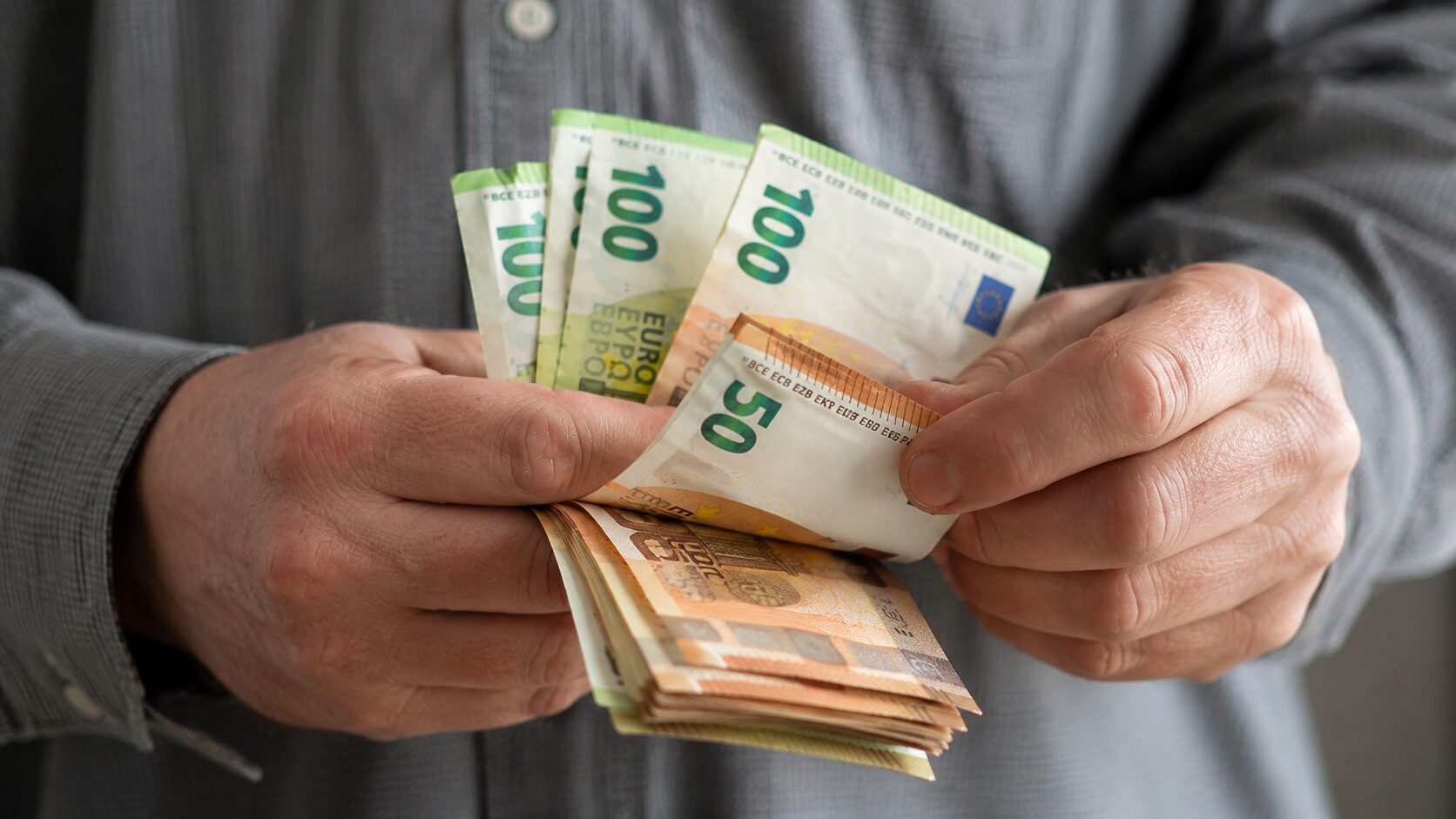 Z junijem višje plače za večino javnih uslužbencev