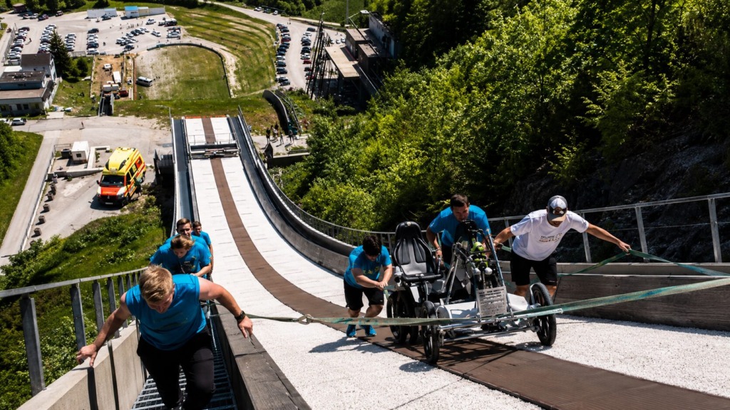 Planica obstala ob prizoru, ki ga ne vidiš vsak dan: Cene Prevc z ekipo premagal nemogoče in kvadrocikel potisnil čisto do vrha (VIDEO)