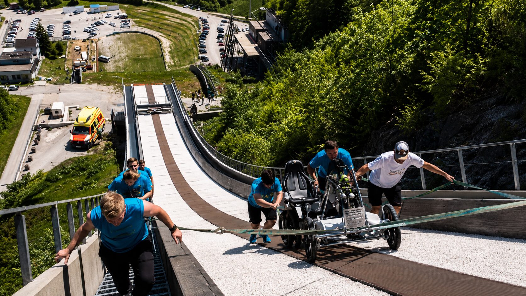 Planica obstala ob prizoru, ki ga ne vidiš vsak dan: Cene Prevc z ekipo premagal nemogoče in kvadrocikel potisnil čisto do vrha (VIDEO)