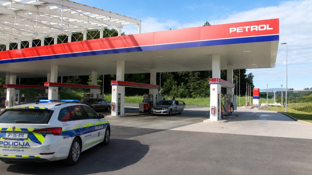 49-letni hrvaški voznik pri bencinski črpalki Starine trčil v 50-letno voznico