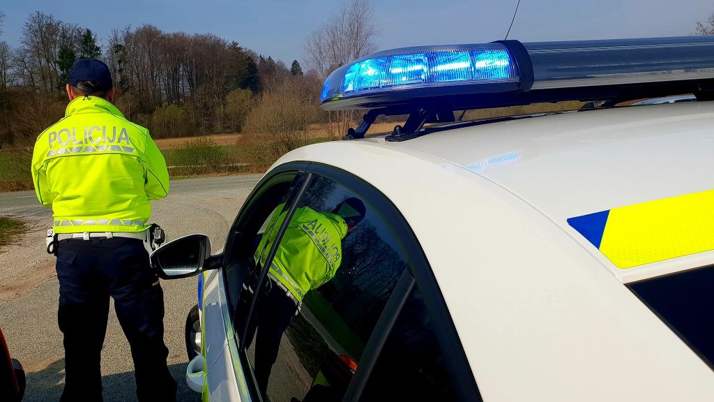 Zaradi prevrnjene cisterne je bila cesta zaprta več ur, policisti zdaj razkrili vzrok nesreče