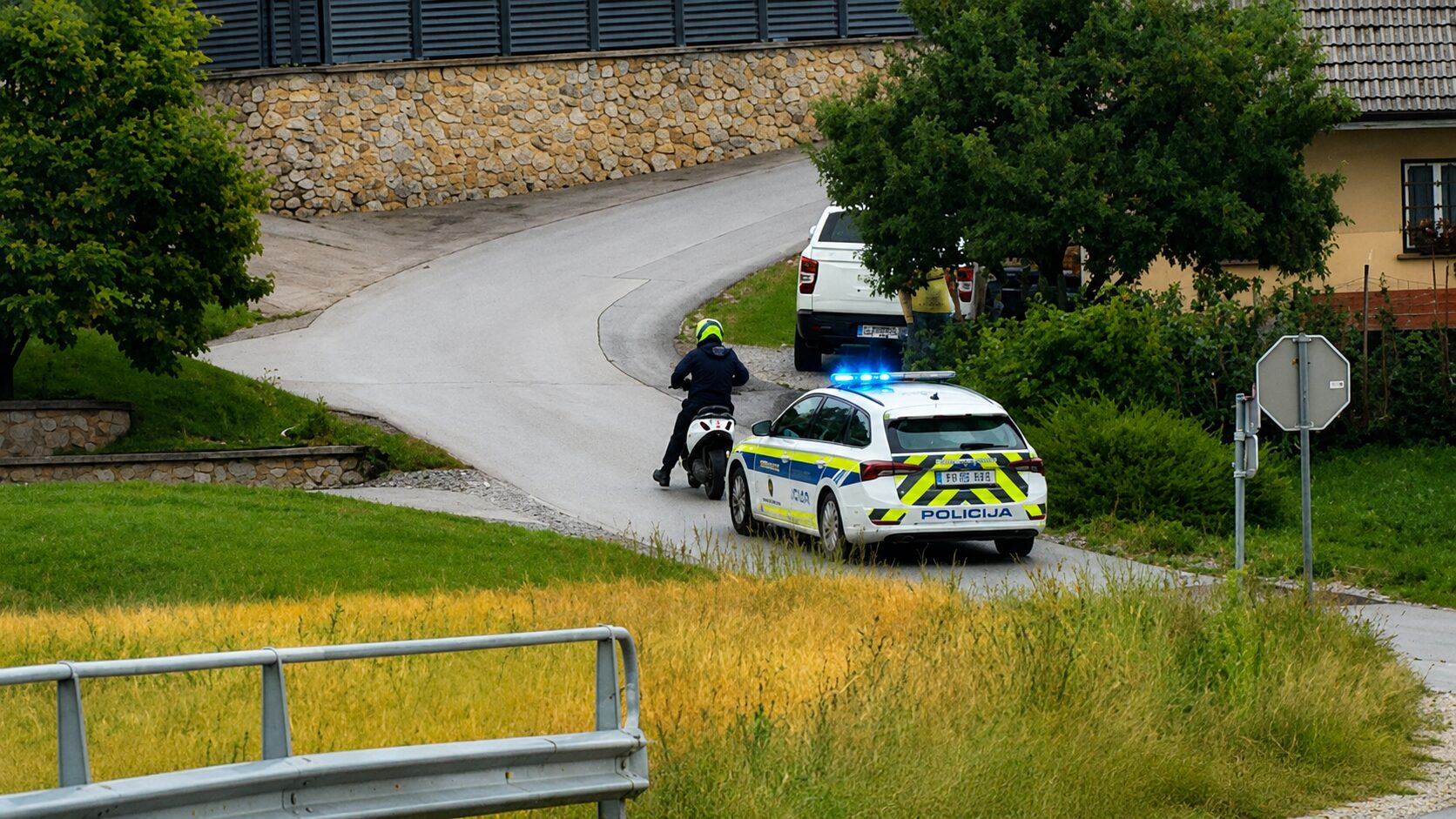 Policijski lov v Mengšu: Voznik skuterja bežal pred policijo, kljub prižganim modrim lučem se ni ustavil (video)