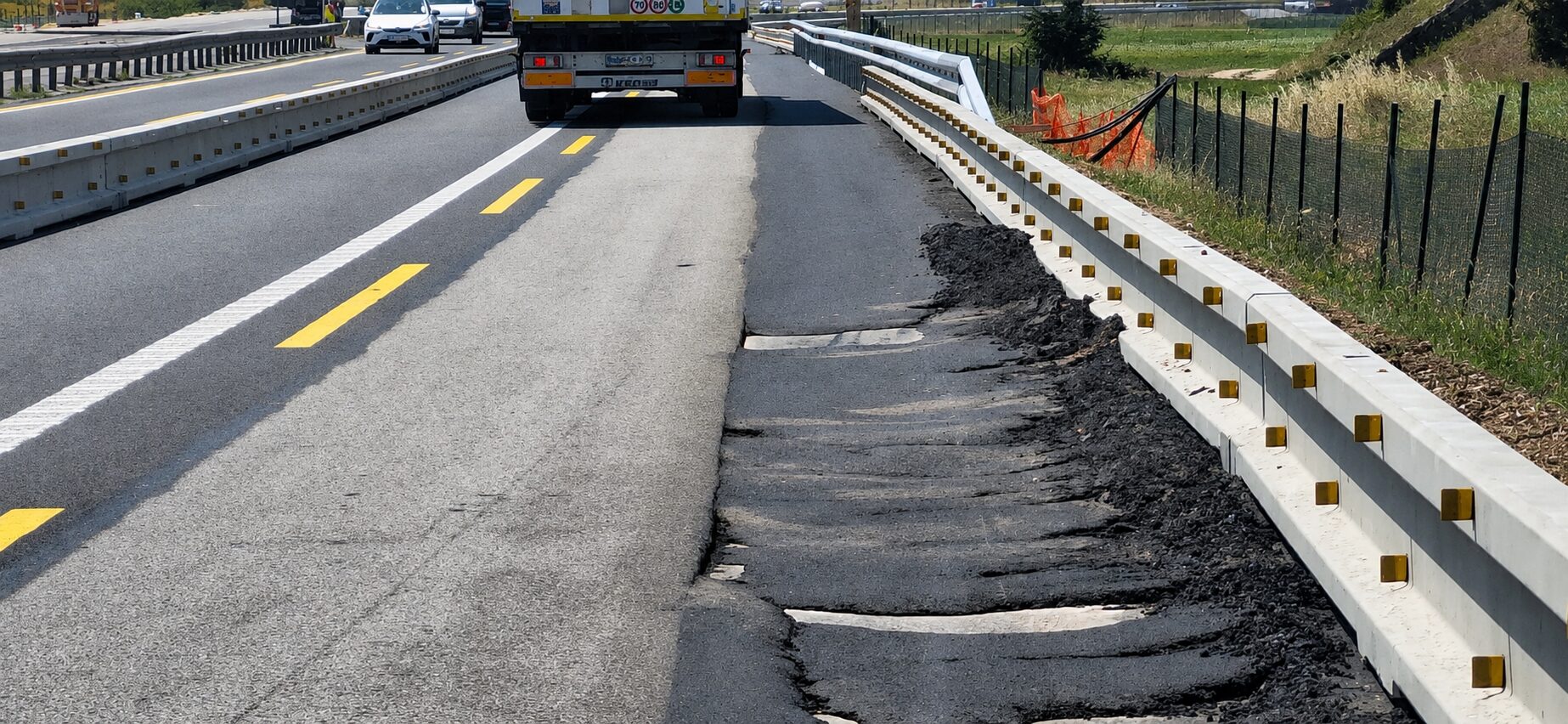Pred kratkim sanirana avtocesta znova poškodovana? vozniki so neusmiljeni: “Še narejeno ni do konca,pa jo morate že popravit!” (FOTO)