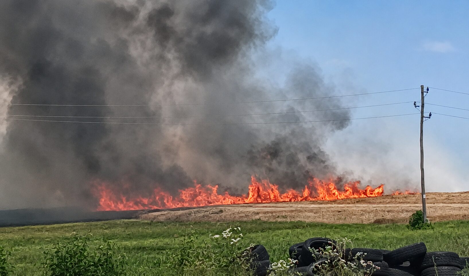 Velik požar pri Kerinovem Grmu: goreli hektarji zemlje in bale sena, gasilec končal v bolnišnici (FOTO in VIDEO)