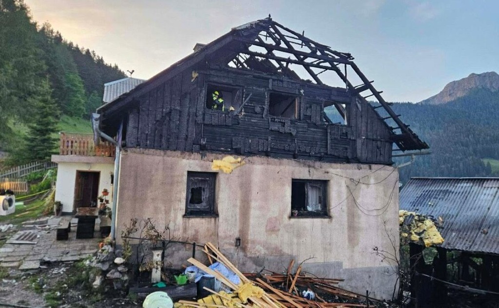 Tragedija pod Raduho: ogenj popolnoma uničil kmetijo, poginile vse živali - lastnika so odpeljali v bolnišnico (FOTO)