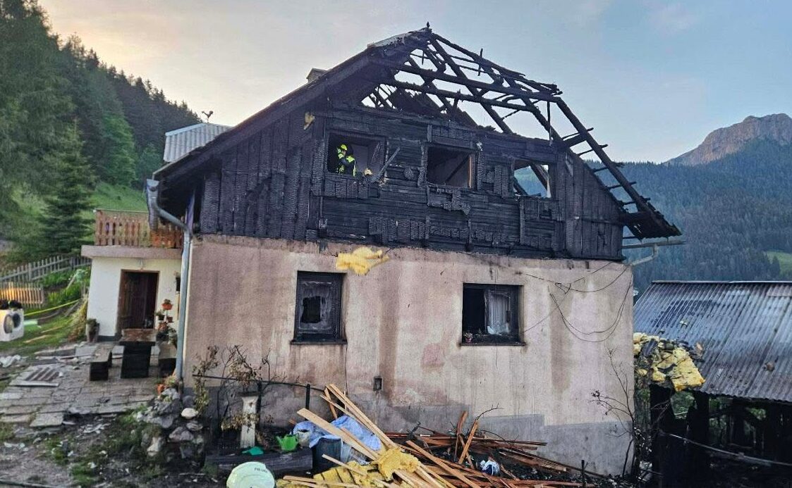 Tragedija pod Raduho: ogenj popolnoma uničil kmetijo, poginile vse živali - lastnika so odpeljali v bolnišnico (FOTO)