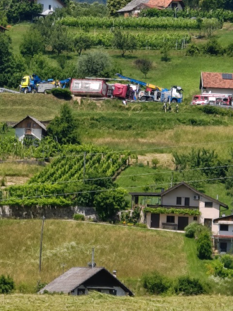 Zaradi prevrnjene cisterne cesta Novo mesto–Metlika zaprta že več kot 7 ur (FOTO)