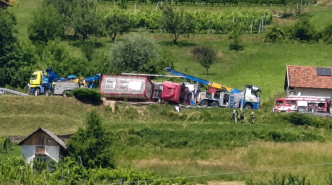 Zaradi prevrnjene cisterne cesta Novo mesto–Metlika zaprta že več kot 7 ur (FOTO)