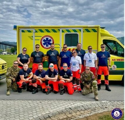 Glavna zdravnica Dirke po Sloveniji: "Sedem kolesarjev je padlo, trije so obležali!"