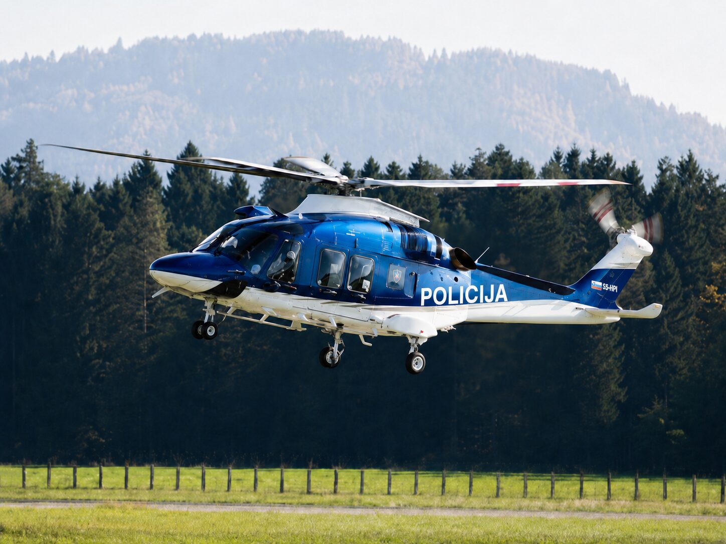 Gorska tragedija pri Kamniku: alpinista v navezi zadela skala, s helikopterjem so ga prepeljali v dolino, vendar pomoči ni bilo več