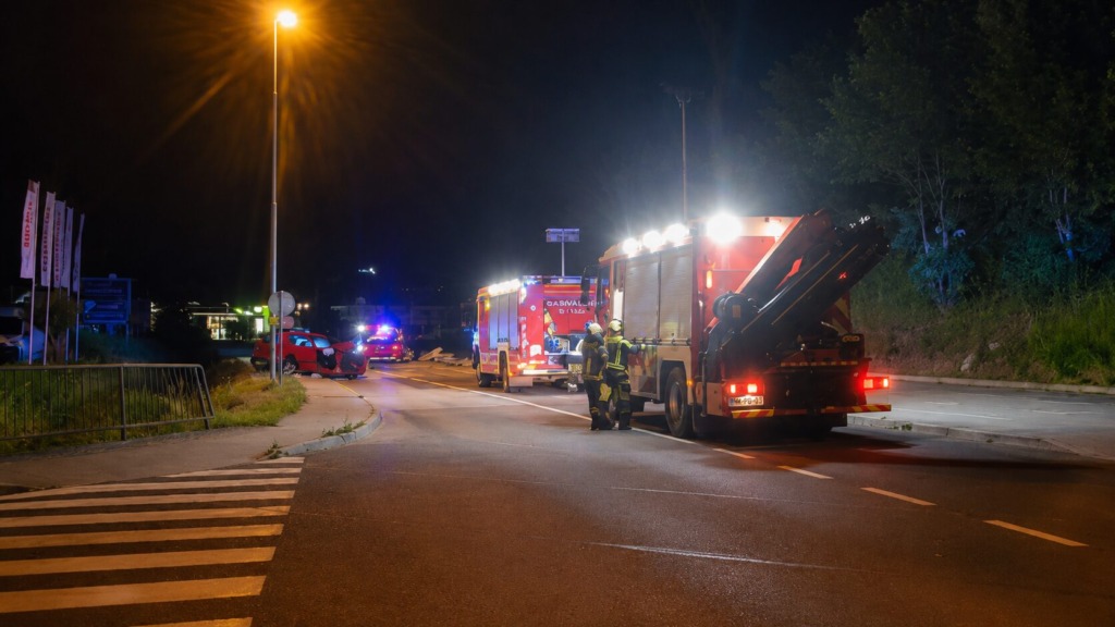 V Trebnjem ponoči reševali ukleščeno osebo, dve osebi končali v bolnišnici