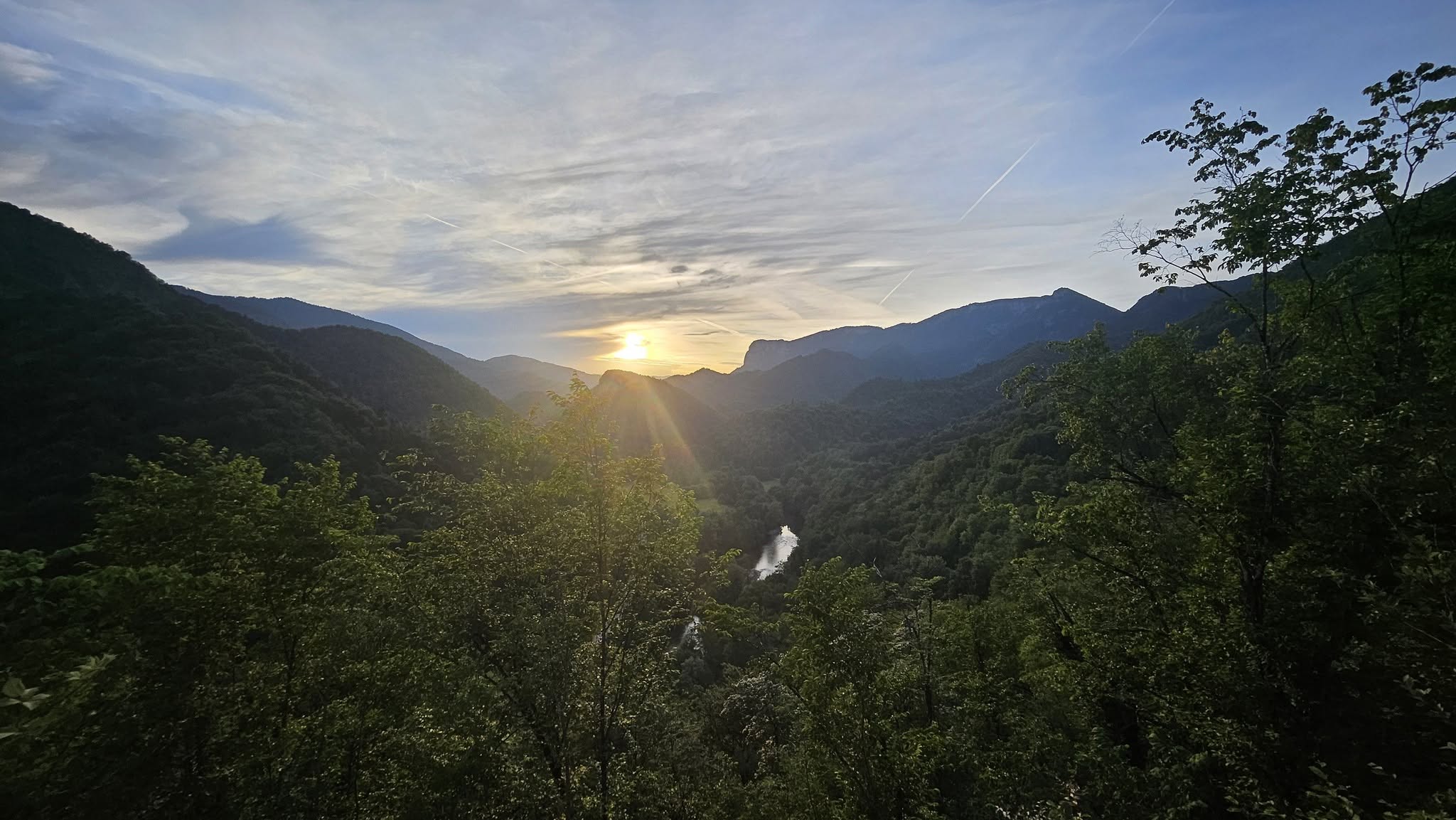 Rosvita Pesek razkrila na Facebooku, da pripravlja novo oddajo, s tole fotografijo se je javila s terena