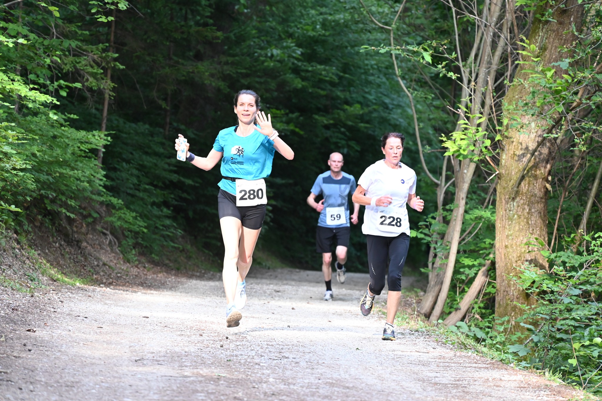 Rožnik trail privabil rekordno število tekačev, na najdaljši razdalji slavila Močnik in Jerkičeva