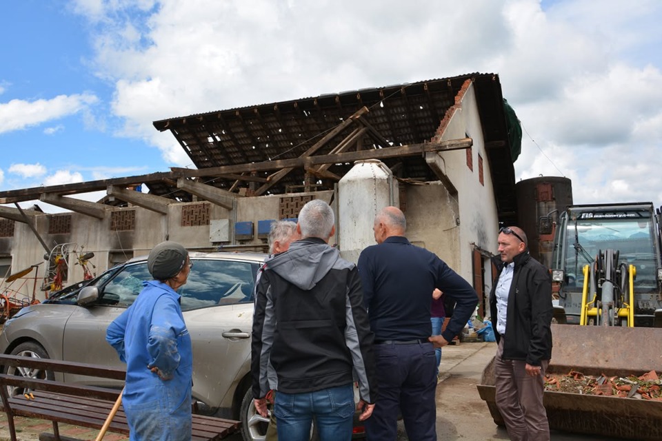 Po hudi uri župan Jurij s čustvenim zapisom : "Strehe bomo popravili. Drevesa bodo spet zrasla. Najpomembneje pa je, da smo vsi tu."