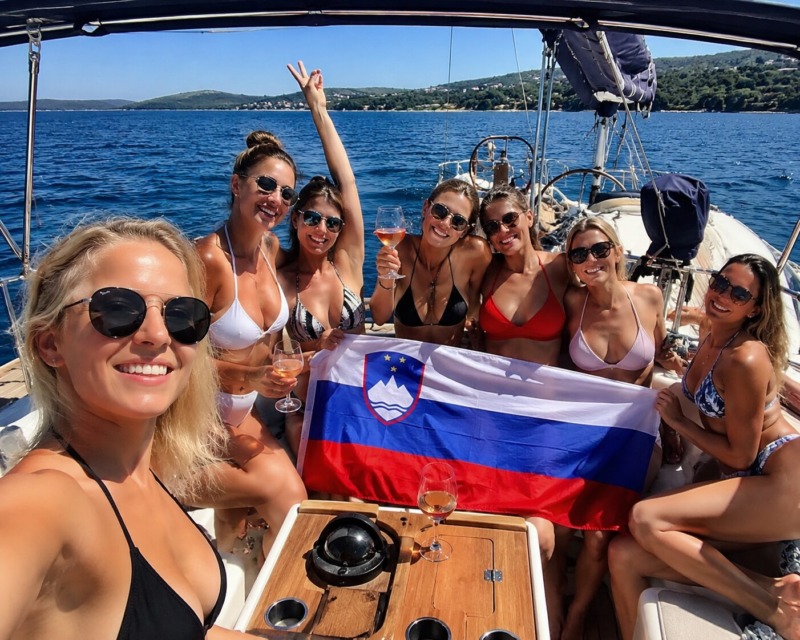Slovenska dekleta na ladji.