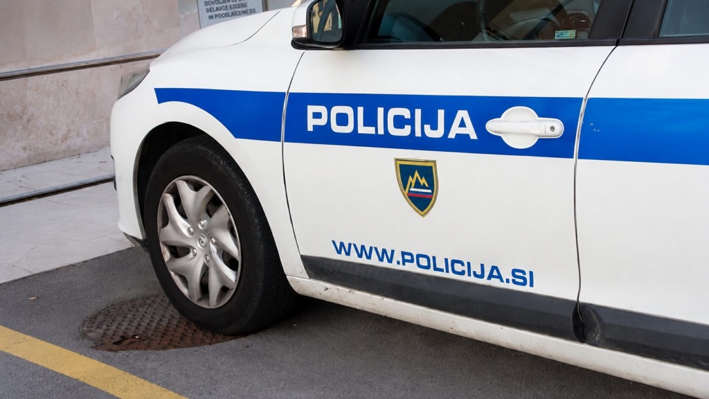 Znano več o napadu v Šentjerneju: 41-letna Romkinja naj bi pred trgovino poškodovala 35-letnico, sama očitke zanika