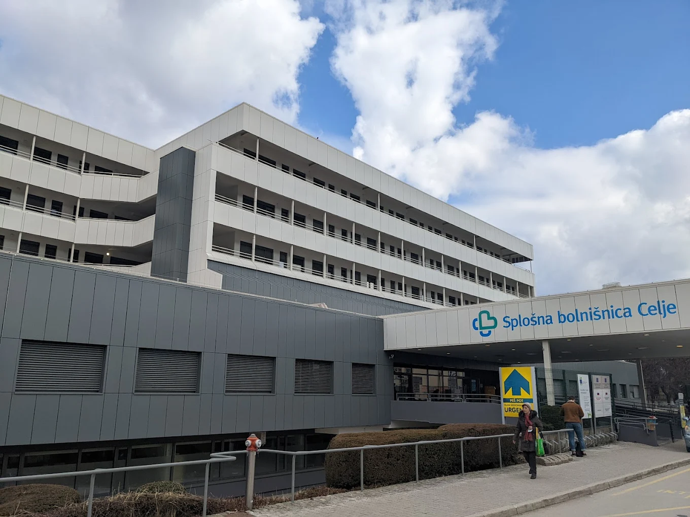 Pozor, starejši! V imenu celjske bolnišnice kličejo goljufi in napovedujejo obiske na domu