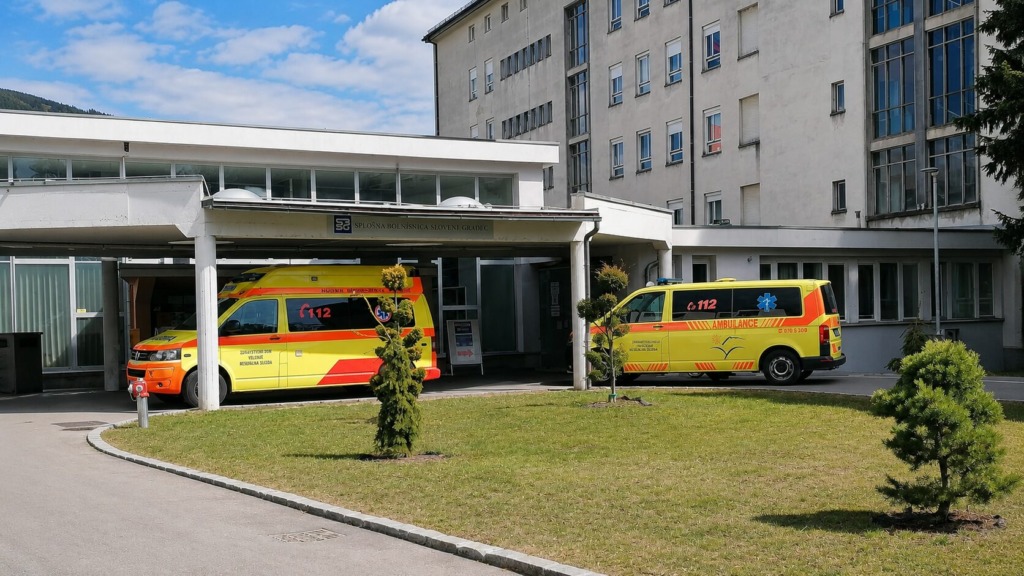 »Mi bomo delali, dokler bomo lahko« Zdravnik razkril zaskrbljujoče stanje v slovenjgraški bolnišnici, je ta obsojena na propad?