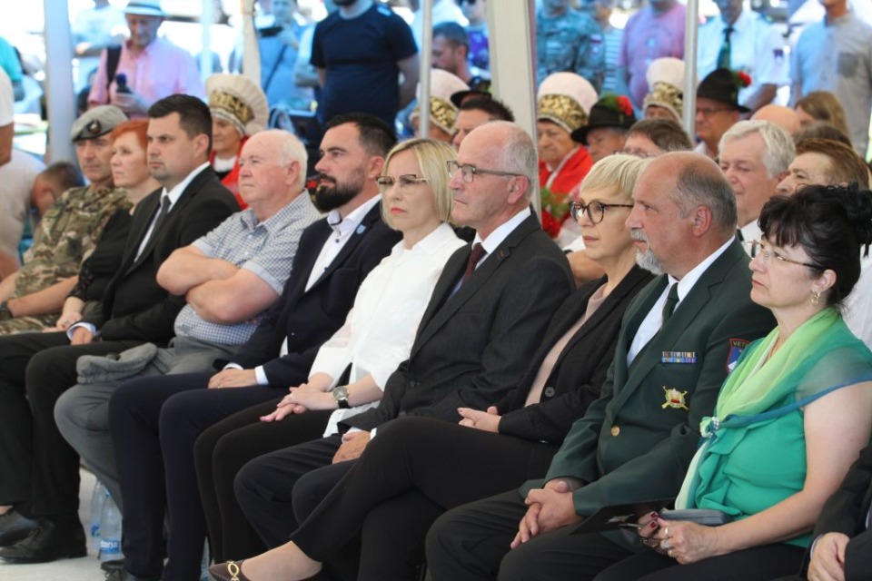 Pred začetkom slovesnosti so vence k obnovljenemu spominskemu obeležju položili predsednica Republike Slovenije&nbsp;Nataša Pirc Musar, županja Občine Trebnje&nbsp;Mateja Povhe&nbsp;in predsednik trebanjskega območnega združenja veteranov vojne za Slovenijo&nbsp;Zvone Marolt 