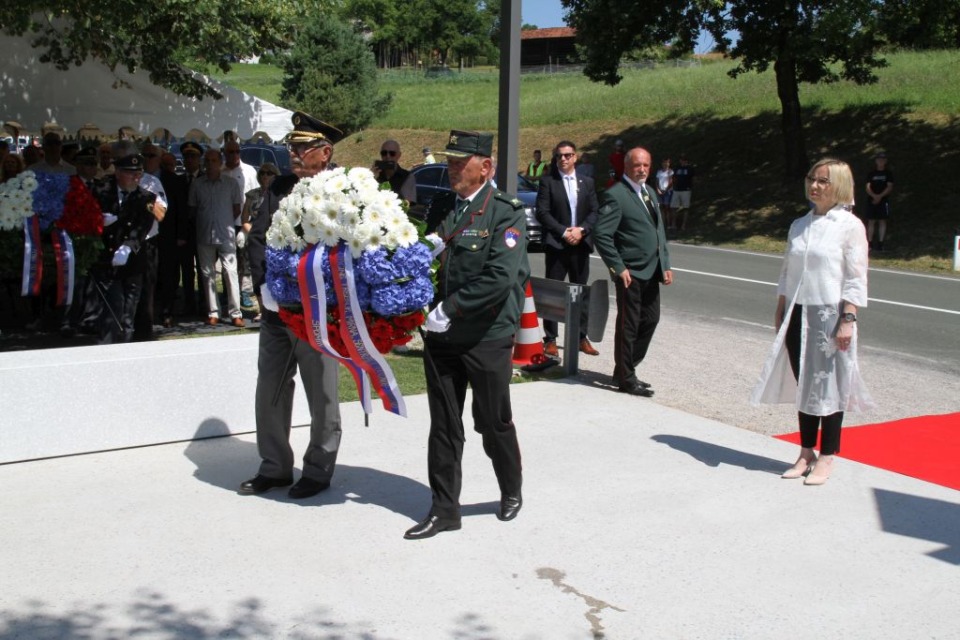 Županja Mateja Povhe je položila venec k prenovljenemu spominskemu obeležju na Medvedjeku.