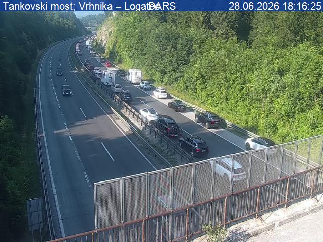 Zbrano in počasi, na slovenskih in hrvaških cestah kolone, najbolj v smeri Ljubljane in Zagreba