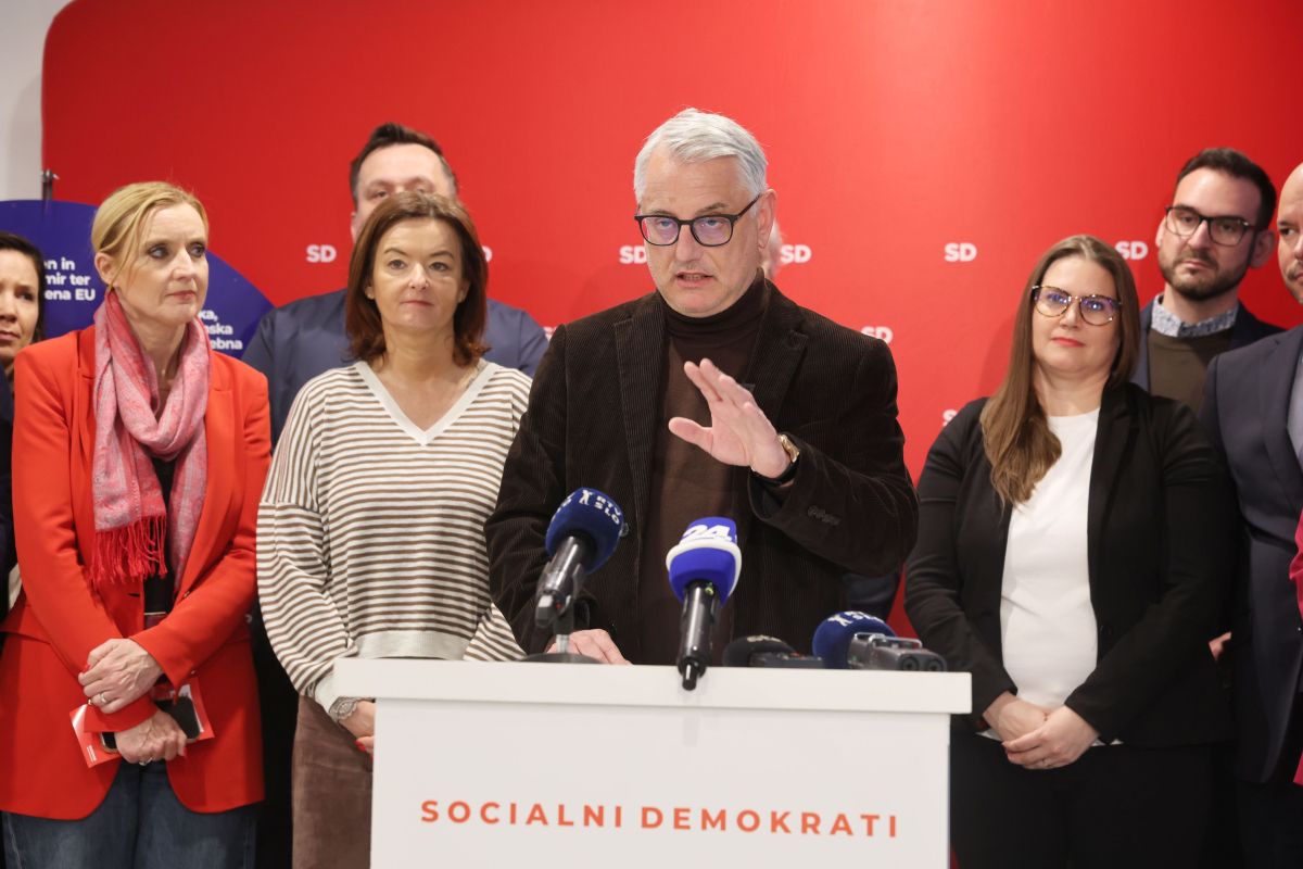 Kaj se dogaja v SD? Stranka ne zbere predsedstva, njihovi ministri pa izpustili tudi zadnjo sejo vlade Roberta Goloba (FOTO)