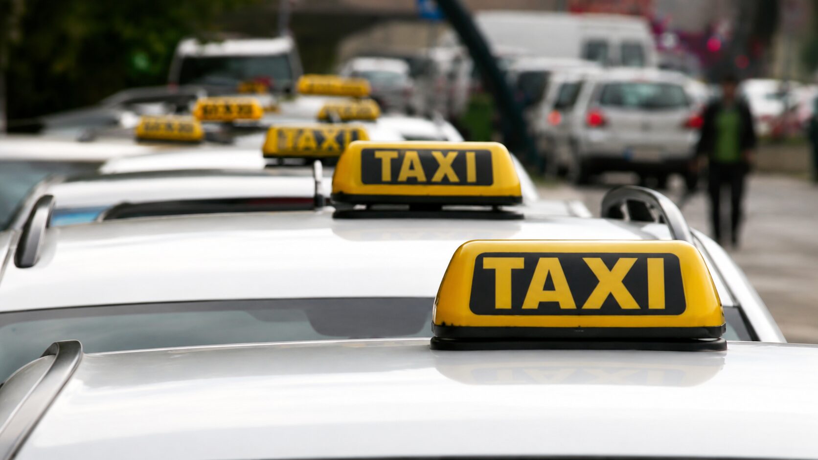 Potnica opozarja na dogajanje na Brniku: »Taksist je tujcem govoril, da avtobus za Ljubljano sploh ne vozi«