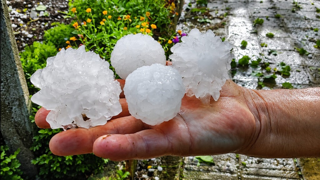 Pozor, Sloveniji se iz Italije bliža huda nevihtna celica, ki lahko prinese tudi točo - v Italiji je klestila debeline 5 cm (VIDEO in FOTO)