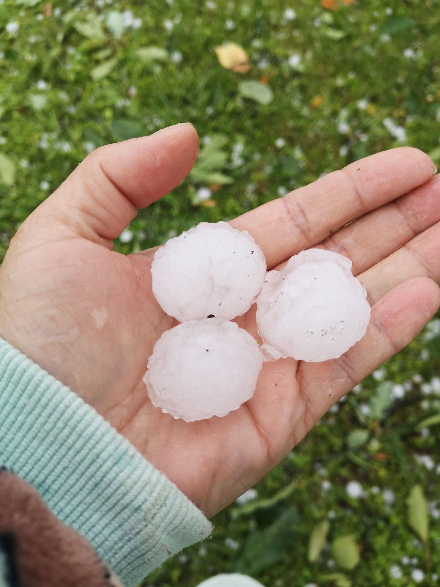 V okolici Kungote in Šentilja padala večja toča v velikosti jajca (foto/video)