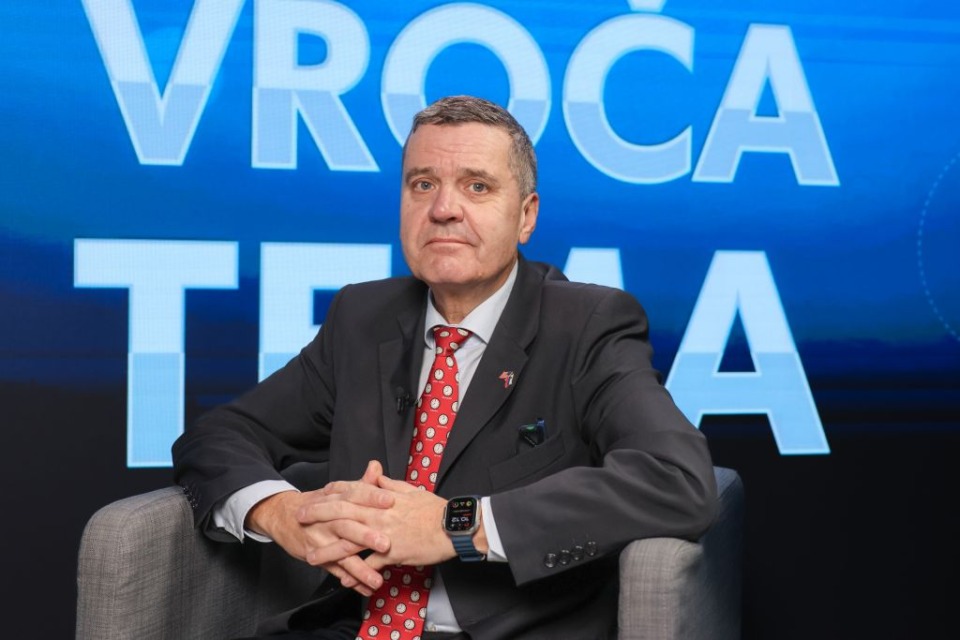 Kdo so ljudje, ki bodo prihodnja štiri leta krojili usodo Slovenije? Spoznajte Janševo ministrsko ekipo