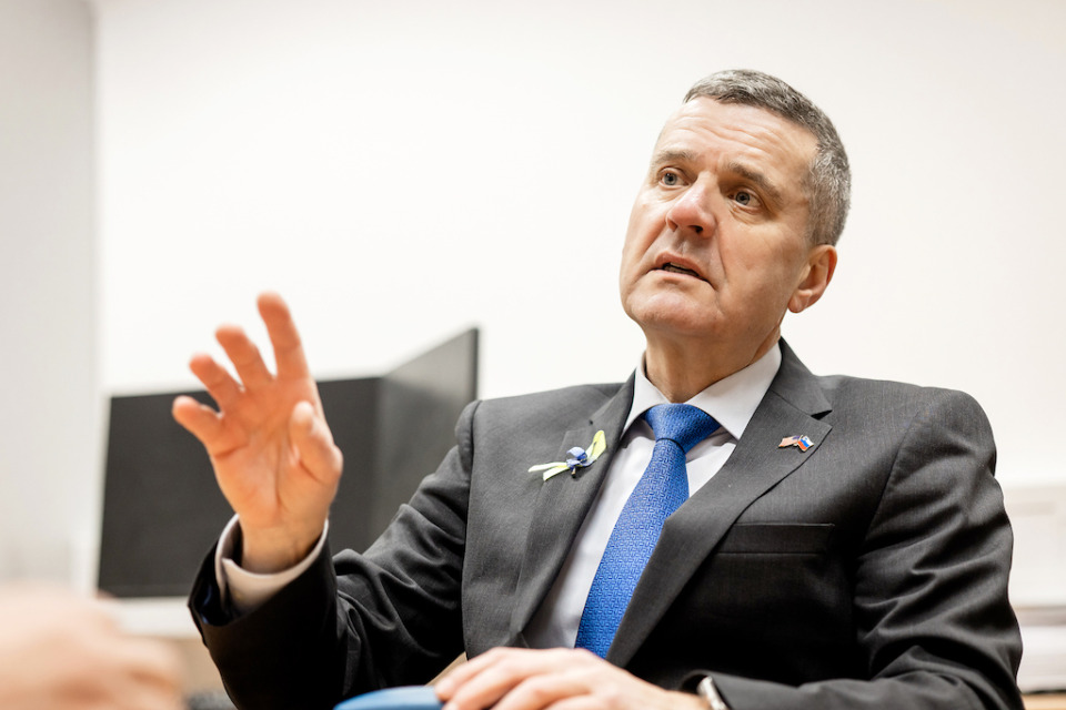 Fajonova naj bi odšla na dopust, primopredajo Kajzerju pa prepustila državni sekretarki: »Dopust je bil izbran pred dolžnostjo«