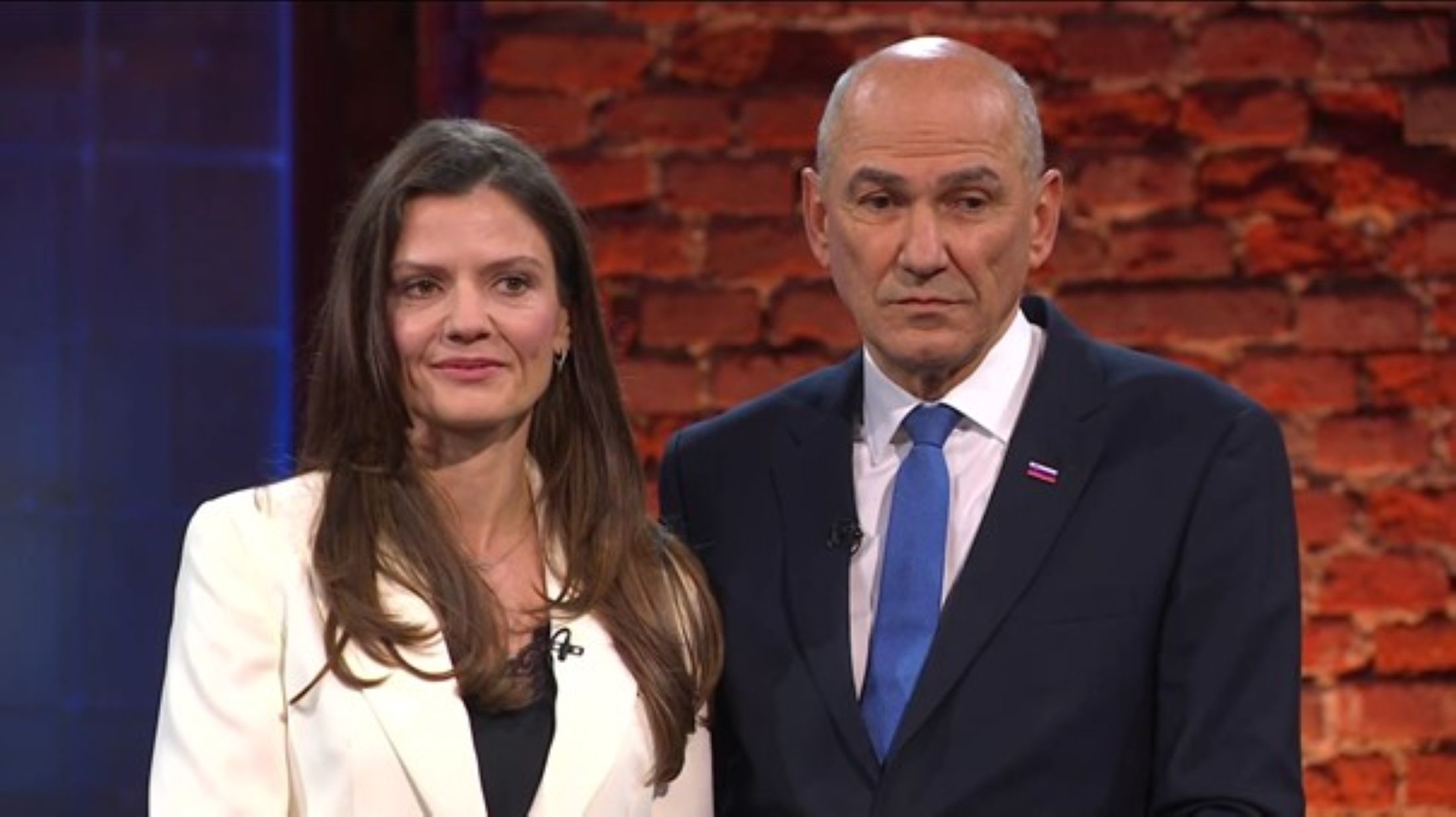 Zakonca Janša med televizijskim nastopom.