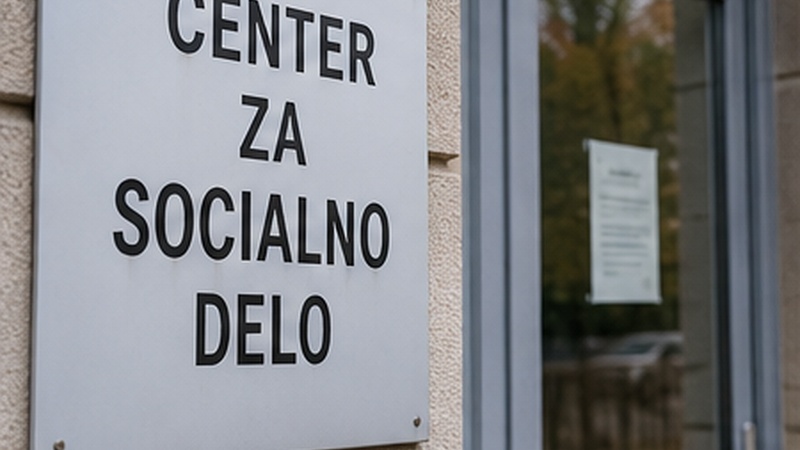 Tabla Center za socialno delo ob vhodu v stavbo.