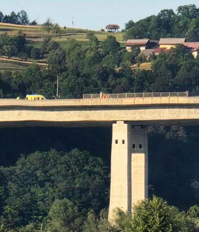 Neuradno: nesrečnika z dolenjske avtoceste rešili, drame na viaduktu konec