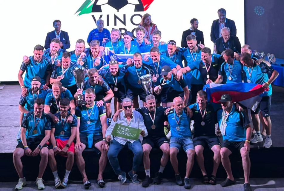 Jasen apel slovenskih vinarjev: "Najbolj nam boste zdaj pomagali tako, da podprete slovensko vinarstvo. Kupite in nazdravite z našim!"