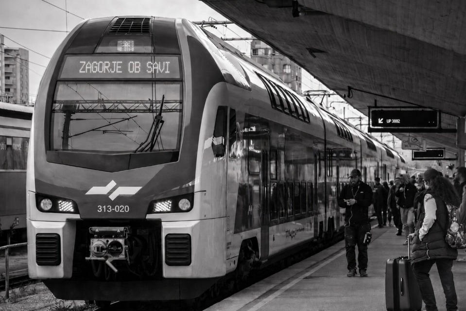 Tragedija pri Zagorju: vlak naj bi povozil žensko, identiteta še ni znana