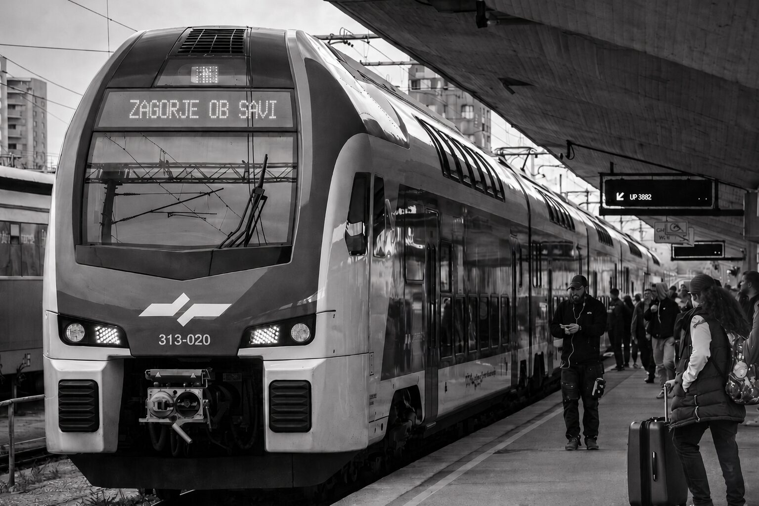 Tragedija pri Zagorju: vlak naj bi povozil žensko, identiteta še ni znana