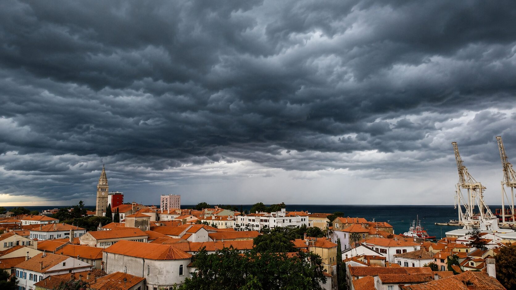 Meteorološko poletje se začenja burno: ARSO opozarja na nalive in možnost toče