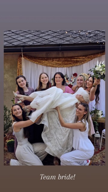 Članica Janševega podmladka se je poročila! Oče jo je pospremil do oltarja, zdaj pa so v javnost prišli prvi prizori s sanjske poroke (video)